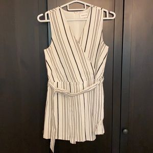 Sleeveless short jumpsuit.